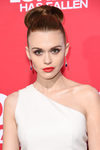 Holland Roden con recogido alto y labial coral