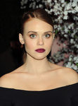 Holland Roden con recogido bajo y raya a un lado