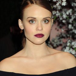Holland Roden con recogido bajo y raya a un lado
