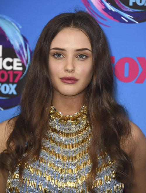 Katherine Langford con maquillaje en tonos tierra y labial rosa