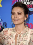 Paris Jackson con sombras en tonos naranjas y labial nude