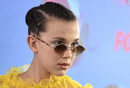 Millie Bobby Brown con peinado de trenzas y gafas retro
