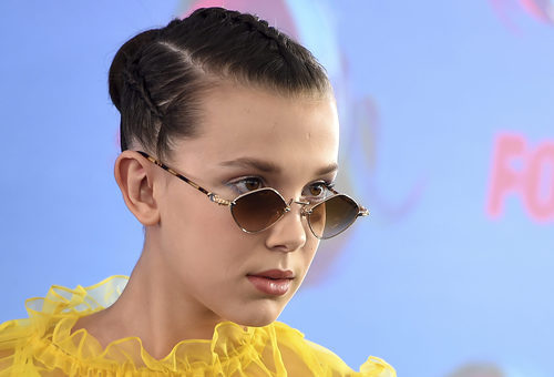 Millie Bobby Brown con peinado de trenzas y gafas retro