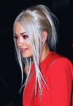 Rita Ora con coleta alta y pelo plateado