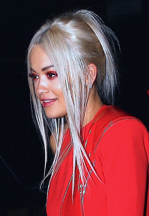 Rita Ora con coleta alta y pelo plateado