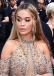 Rita Ora con cabello muy largo y raya en medio