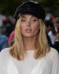 Elsa Hosk con maquillaje en tonos melocotón y nude