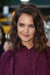 Katie Holmes con melena bob y labios borgoña