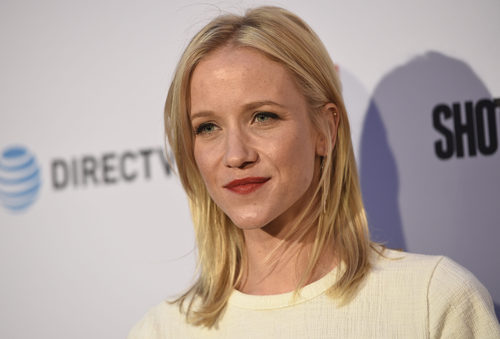 Jessy Schram con delineado negro y labios rojos