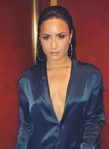 Demi Lovato con melena efecto wet y maquillaje natural