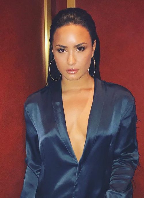 Demi Lovato con melena efecto wet y maquillaje natural