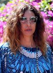 Mariló Montero con melena rizada y gafas de sol
