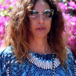 Mariló Montero con melena rizada y gafas de sol