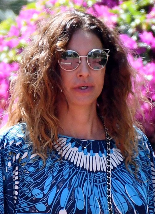 Mariló Montero con melena rizada y gafas de sol