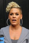 Pink con cabello corto rizado y smokey eye en tonos grises