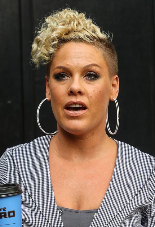 Pink con cabello corto rizado y smokey eye en tonos grises