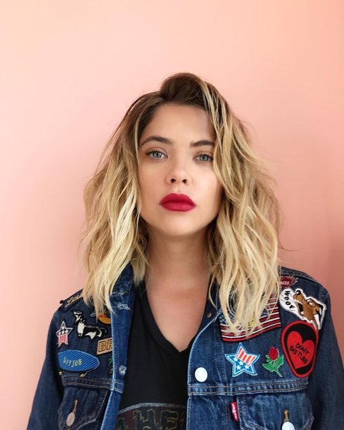 Ashley Benson con melena bob ondulada y labios rojos