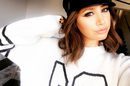 Ashley Tisdale con maquillaje de ojo de gato en negro