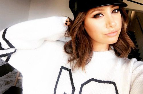 Ashley Tisdale con maquillaje de ojo de gato en negro