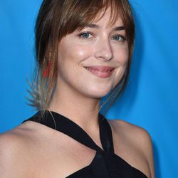 Dakota Johnson luce una piel natural
