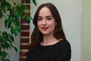 Dakota Johnson apuesta por la cobertura baja