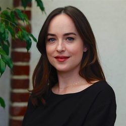 Dakota Johnson apuesta por la cobertura baja