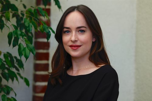 Dakota Johnson apuesta por la cobertura baja