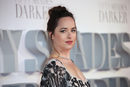 Dakota Johnson da un toque de color a sus mejillas