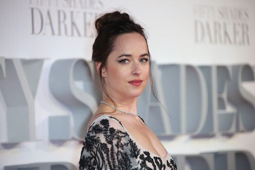 Dakota Johnson da un toque de color a sus mejillas