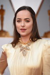 Dakota Johnson fan del naranja para sus ojos