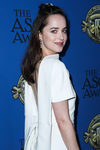 Dakota Johnson se deja las pestañas postizas en casa