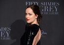 Dakota Johnson apuesta por un look de labios intensos y ojos naturales