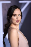 Dakota Johnson apuesta por unos labios nude oscuros