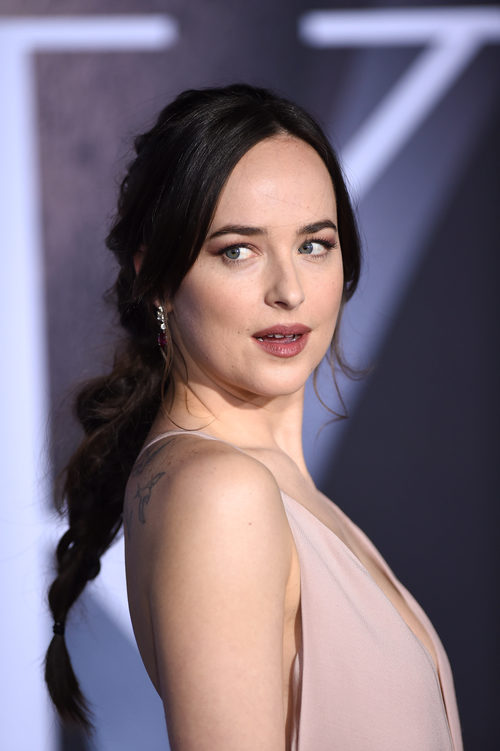 Dakota Johnson apuesta por unos labios nude oscuros