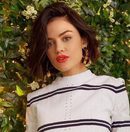 Lucy Hale con melena bob ondulada y labios rojo coral
