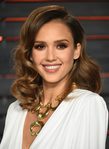Jessica Alba con melena con ondas al agua y maquillaje en tonos cobrizos