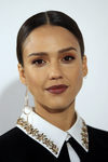 Jessica Alba con recogido efecto wet y sombras rojizas