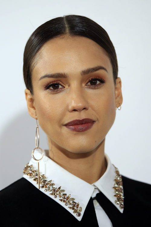 Jessica Alba con recogido efecto wet y sombras rojizas