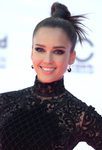 Jessica Alba con smokey eye en azul y negro y moño alto