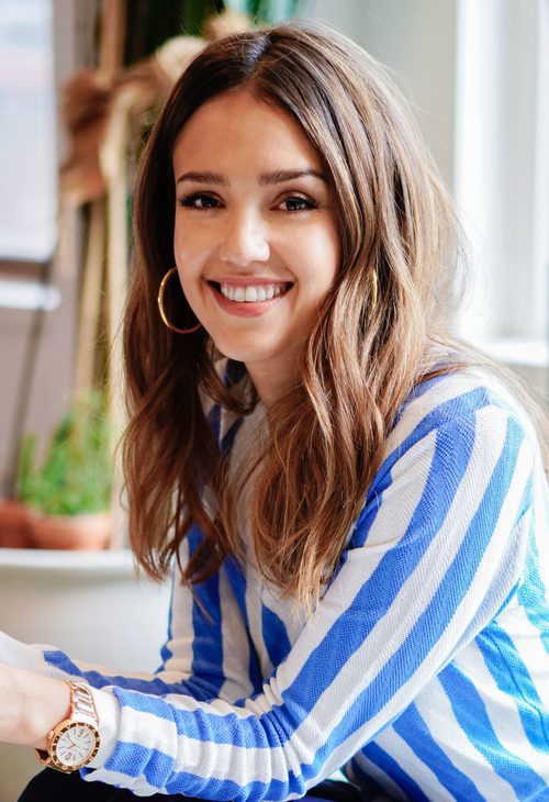 Jessica Alba con melena con ondas naturales y raya en medio