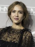 Jessica Alba con recogido con raya en medio y mechones sueltos