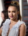 Jessica Alba con coleta alta efecto wet y labios borgoña