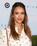 Jessica Alba con mechones recogidos y gloss en tonos corales