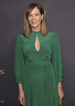 Allison Janney con melena bob y sombras en tonos anaranjados