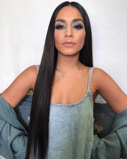 Vanessa Hudgens con extensiones y sombras de ojos grises