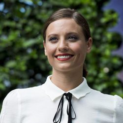 Michelle Jenner con delineado negro y labial rojo