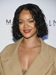 Rihanna con melena bob efecto mojado y labios rojos