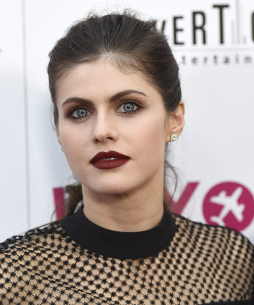 Alexandra Daddario con sombras en tonos melocotón y labios borgoña