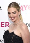 Kate Upton con coleta baja y labios borgoña