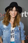 Leticia Dolera con un sombrero negro y una melena natural